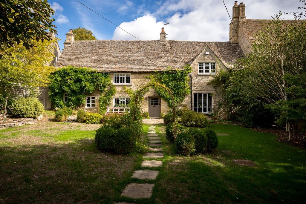 Property photo 1 of 28 7 - Dairy Cottage - Gl7 5Jx - Web.Jpg
