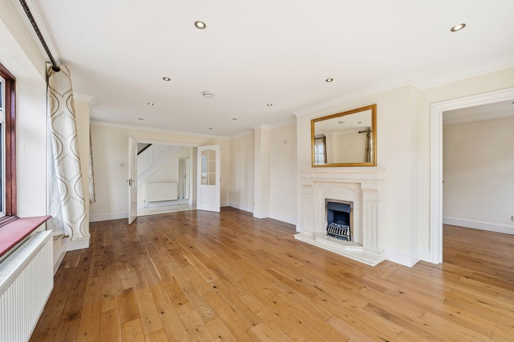 Property photo 2 of 23 Picture No. 18