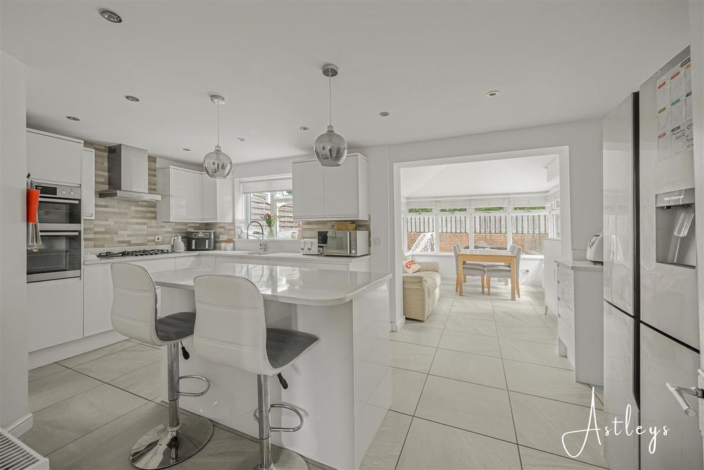 Property photo 2 of 24 Kitchen/Dining Room