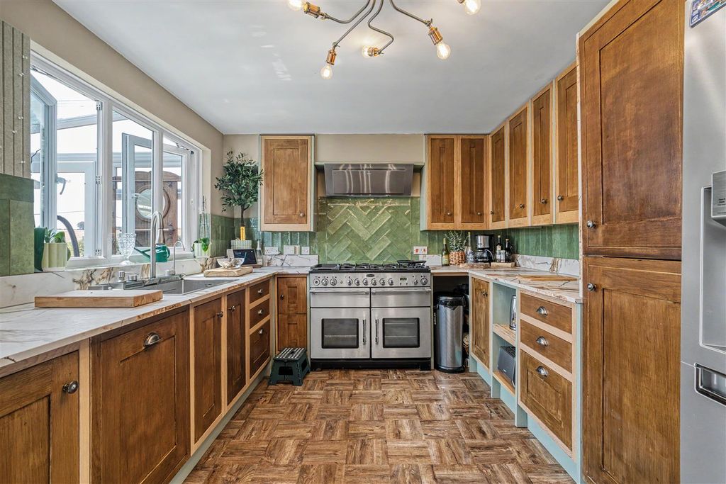 Property photo 3 of 11 Kitchen