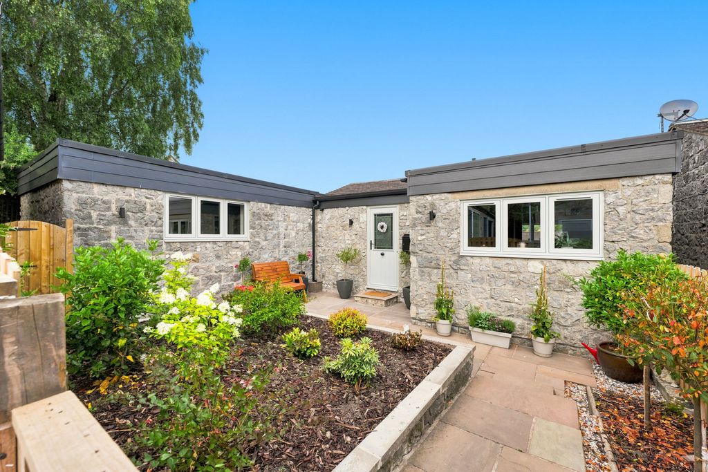 Property photo 1 of 32