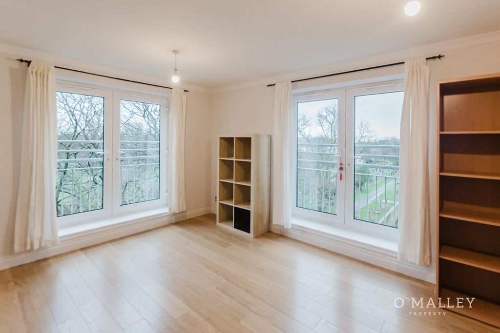 Property photo 3 of 10 Lounge (2)