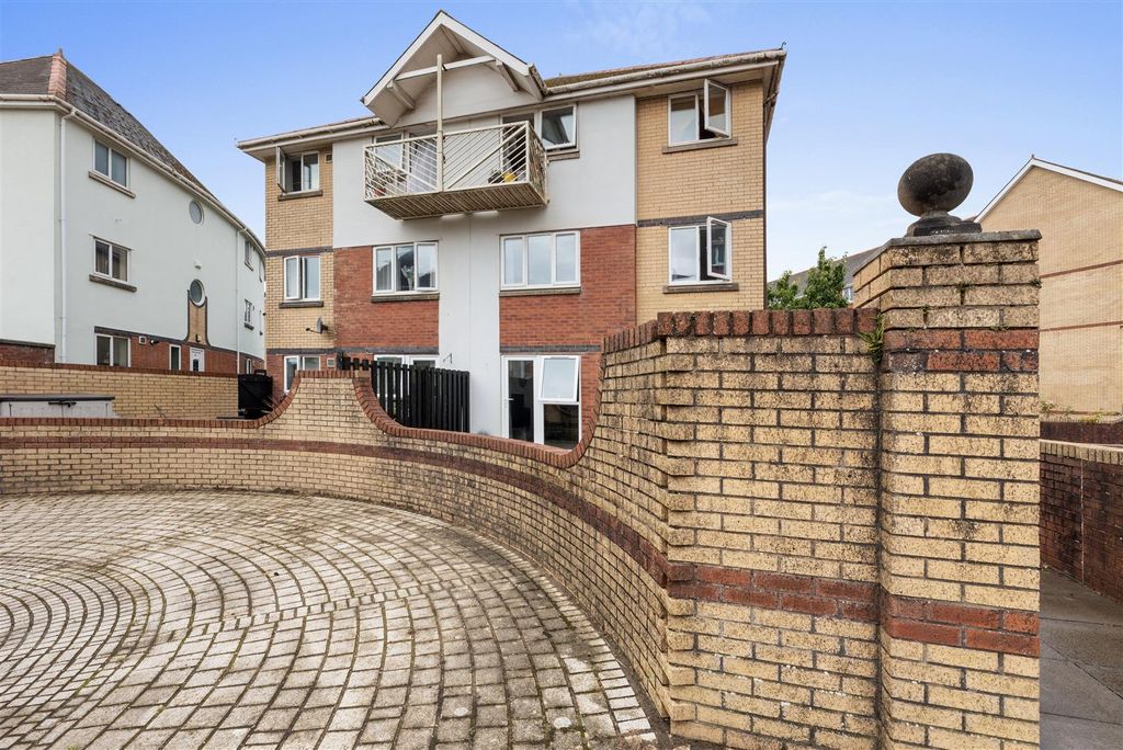 Property photo 1 of 19 External