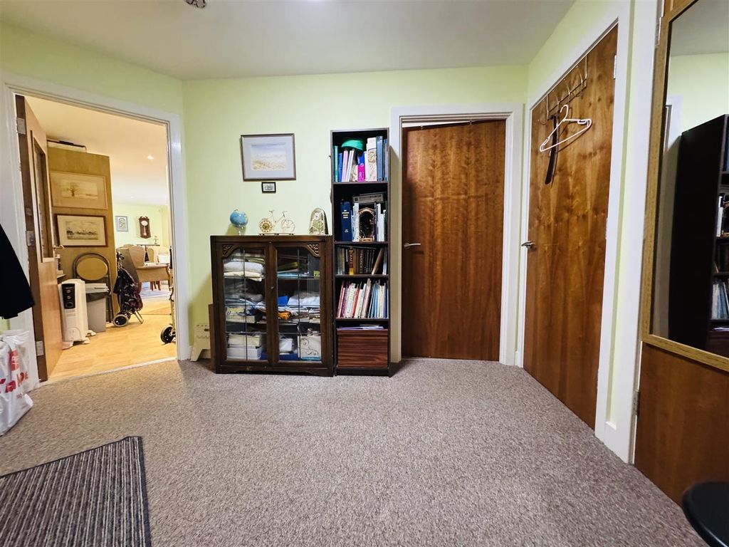 Property photo 3 of 15 Entrance Hall: