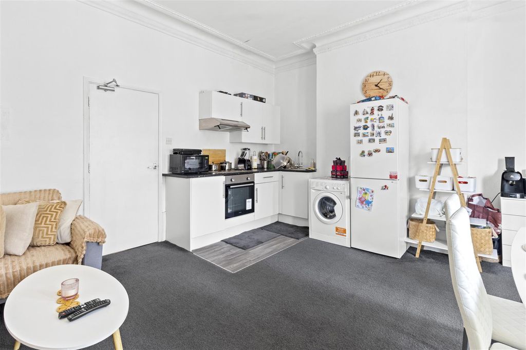 Property photo 3 of 9 Kitchenette