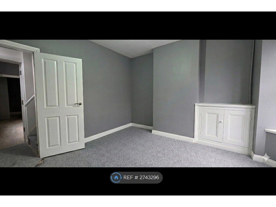 Property photo 3 of 31 Entrance & Living