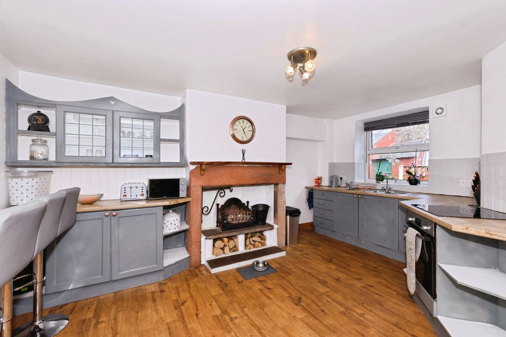 Property photo 3 of 10 Kitchen
