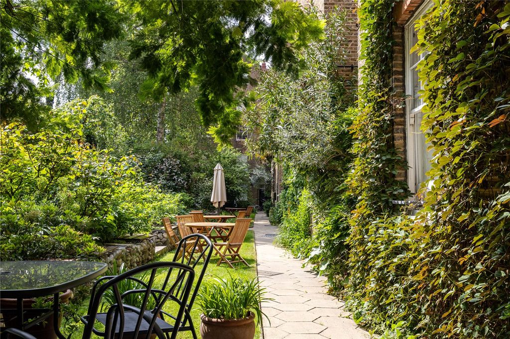 Property photo 1 of 11 Communal Garden