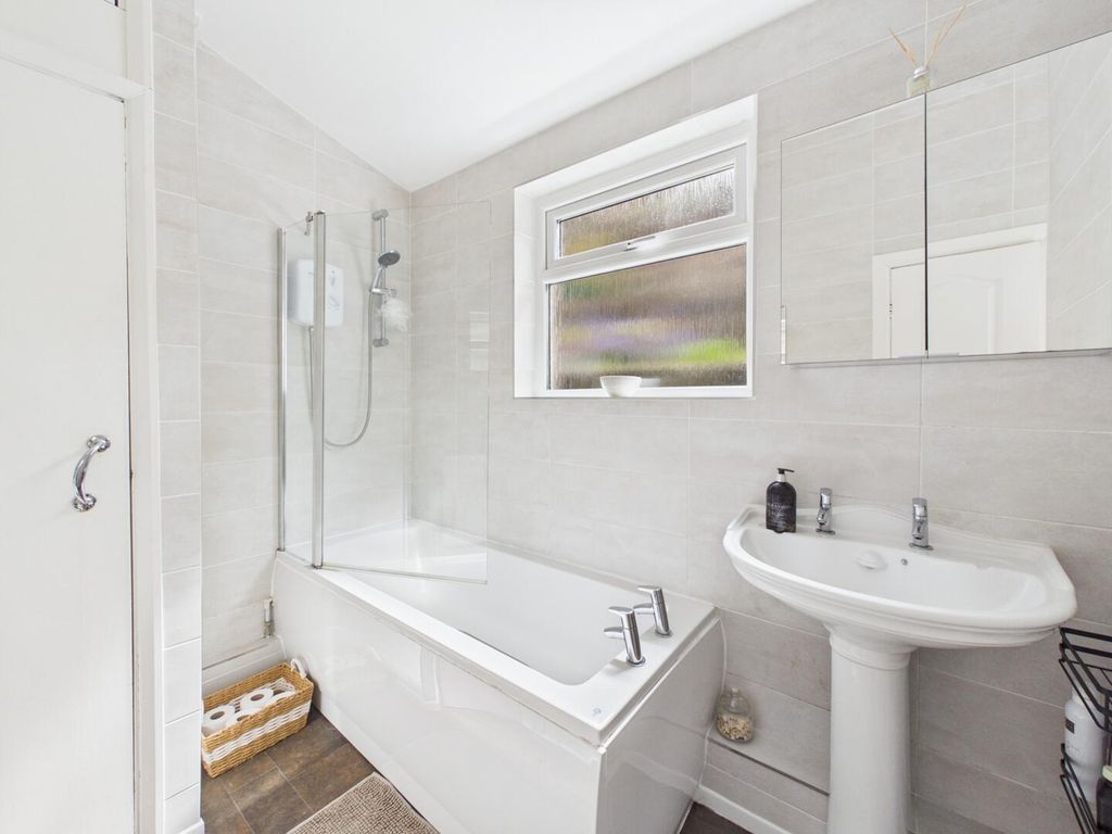Property photo 3 of 16 Bathroom