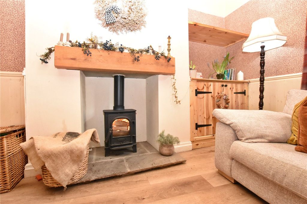 Property photo 3 of 16 Lounge