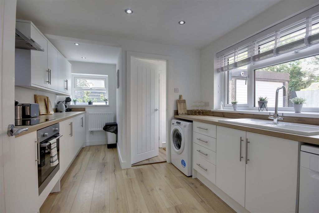 Property photo 3 of 12 Kitchen