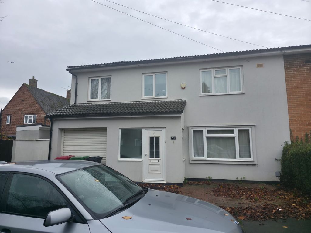 Property photo 1 of 16 An Unusually Spaced 5-6 Bedroom Property Offers Versatile Living In A Convenient Location Close To Local Amenities.