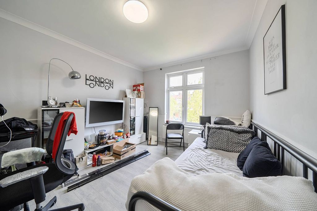 Property photo 2 of 23