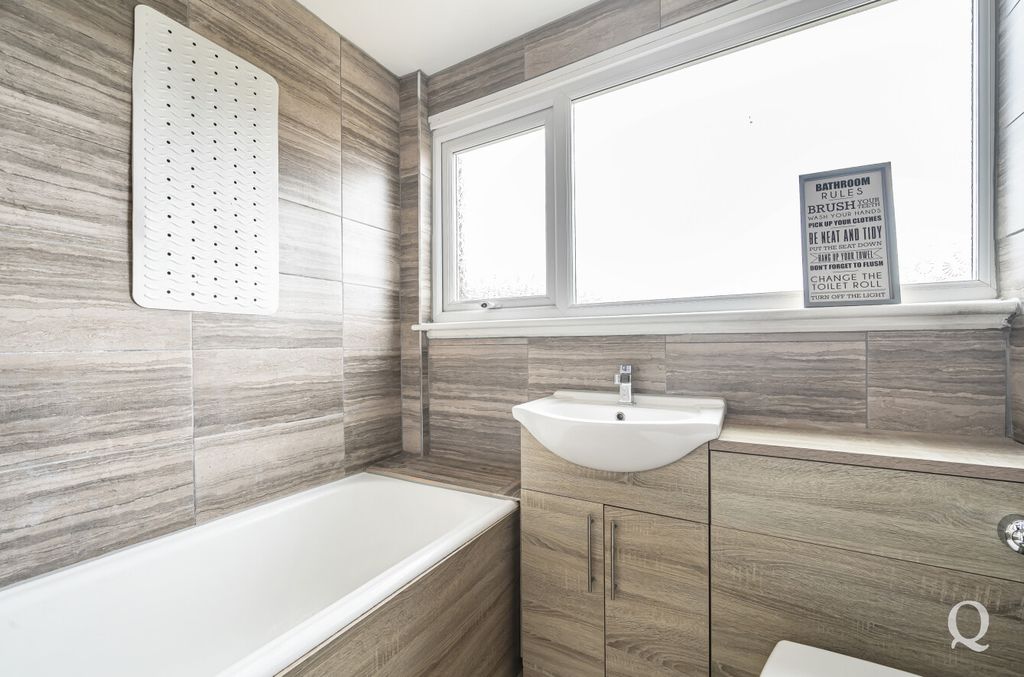 Property photo 2 of 23 2100727A-B29F-405...