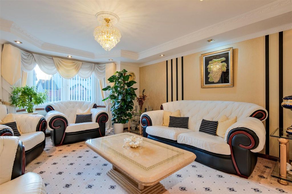 Property photo 2 of 28 Lounge