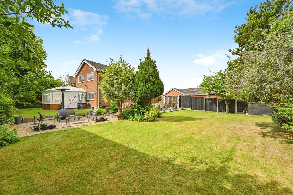 Property photo 2 of 18 Gardens:
