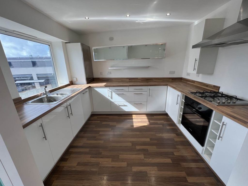 Property photo 3 of 11 Kitchen