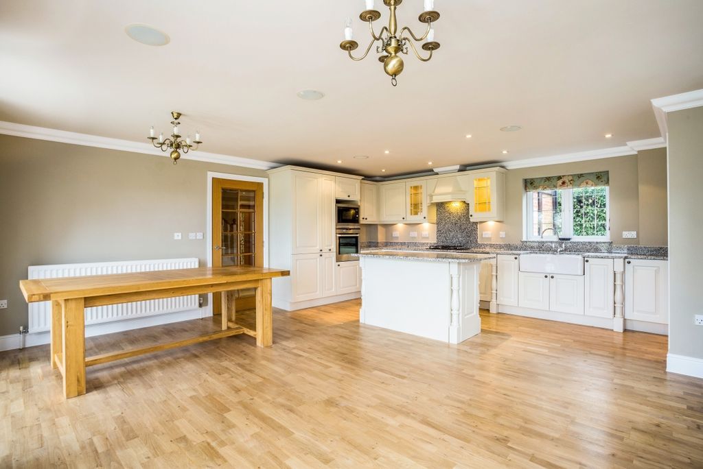 Property photo 2 of 34