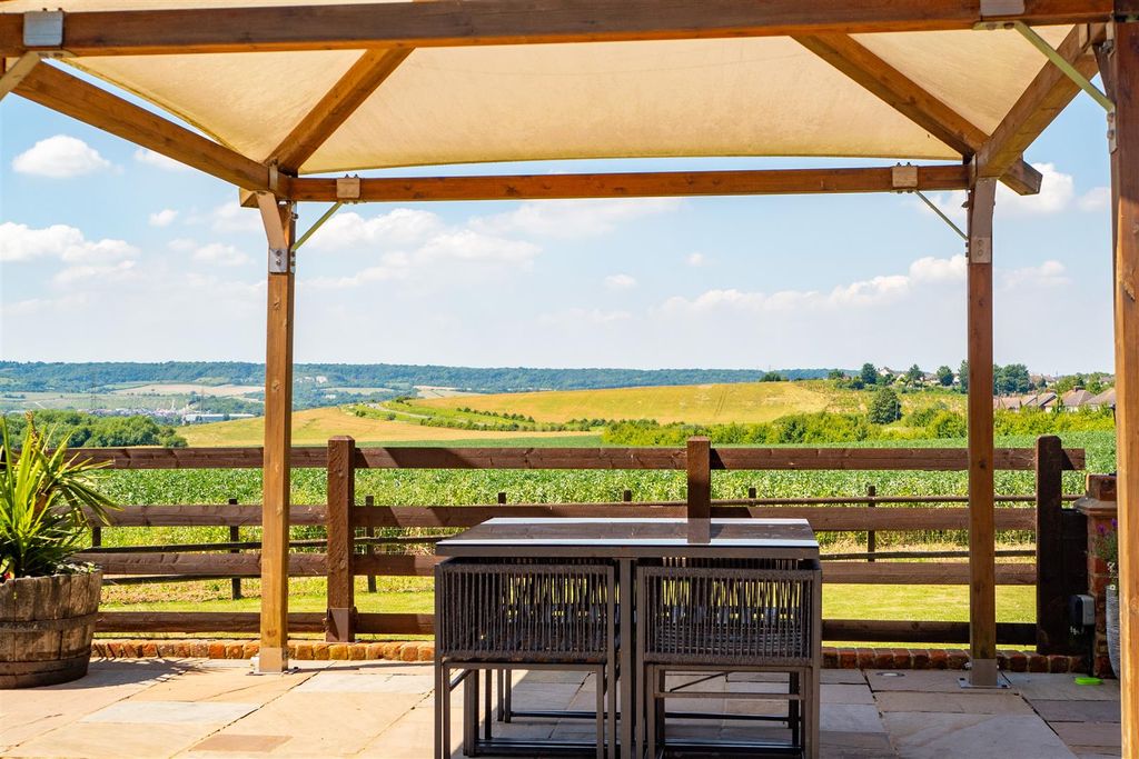 Property photo 2 of 43 Garden Table.Jpg