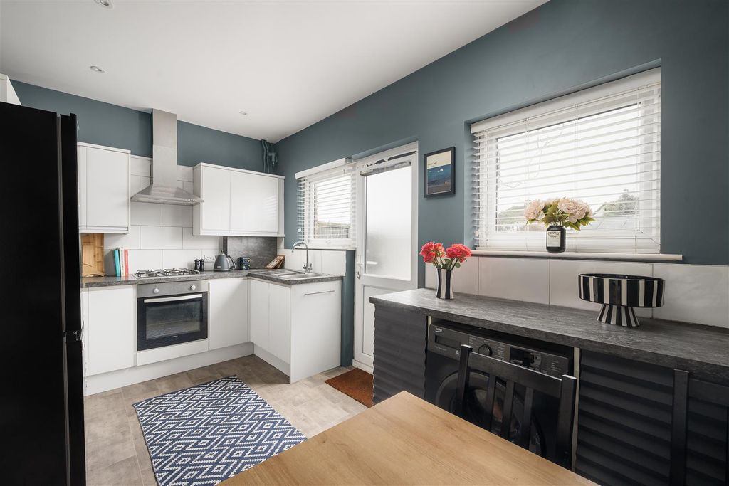 Property photo 3 of 17 Kitchen