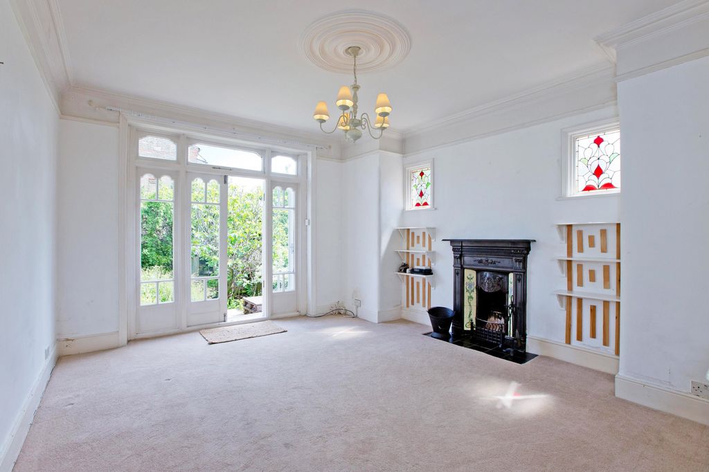 Property photo 2 of 11