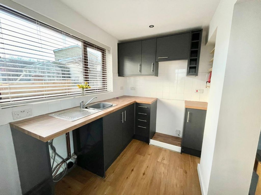 Property photo 2 of 9 Kitchen