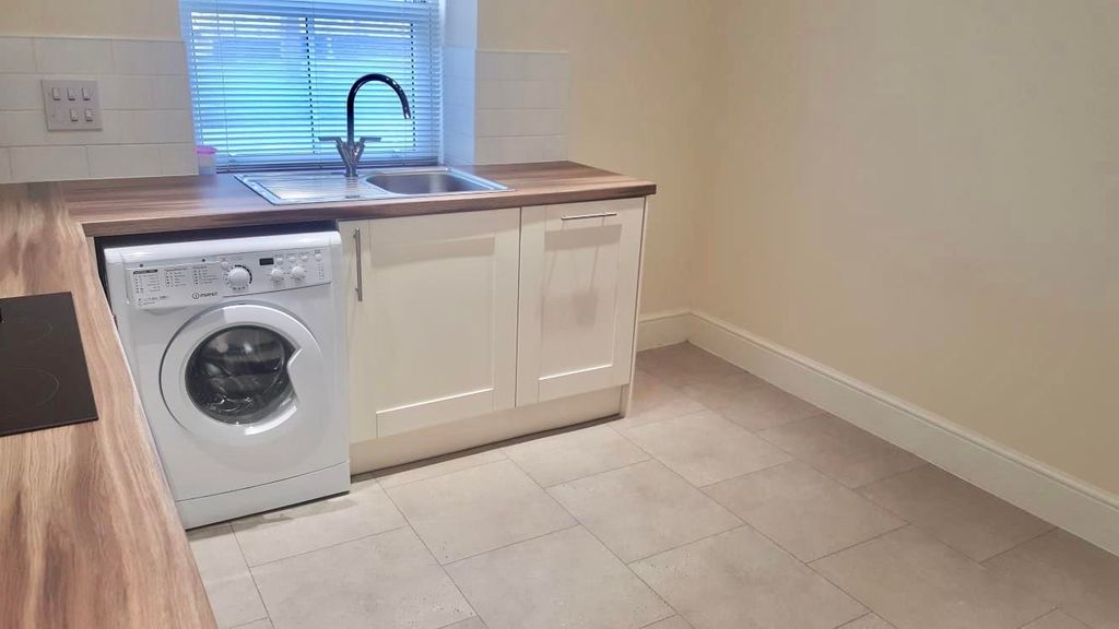 Property photo 3 of 10 Kitchen