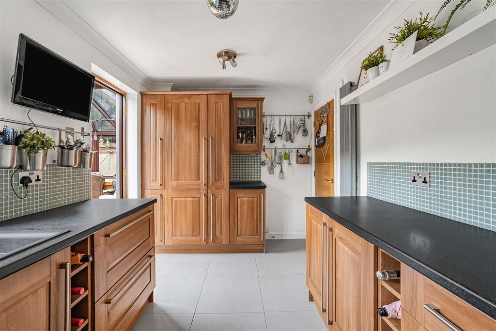 Property photo 3 of 20 Kitchen