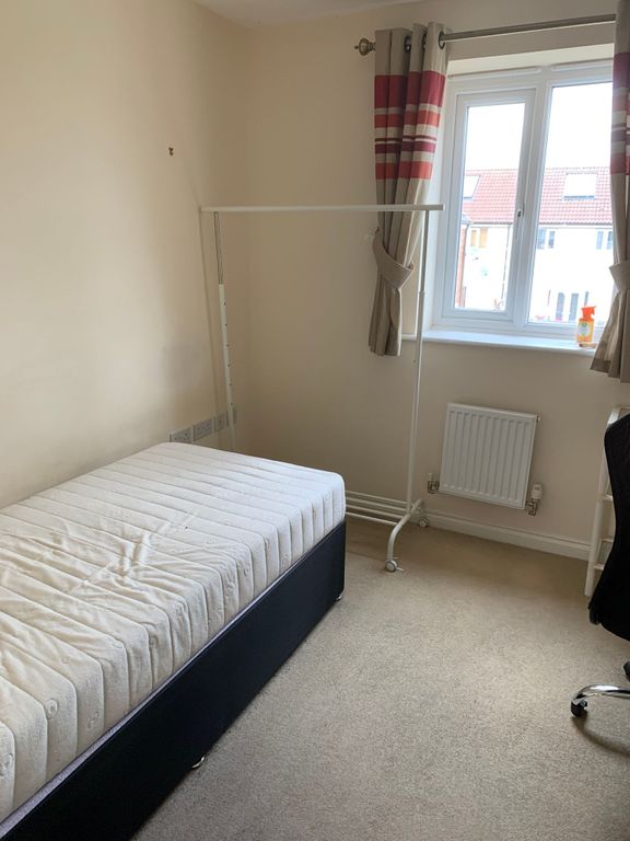 Property photo 3 of 9 A Bright Single Bedroom Featuring A Comfortable Be...