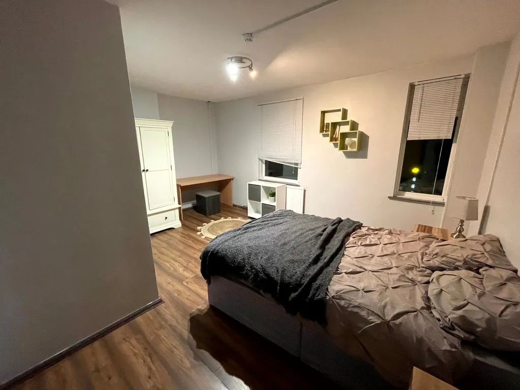 Property photo 3 of 12 A Cozy Double Bedroom Featuring Wood-Effect Floori...