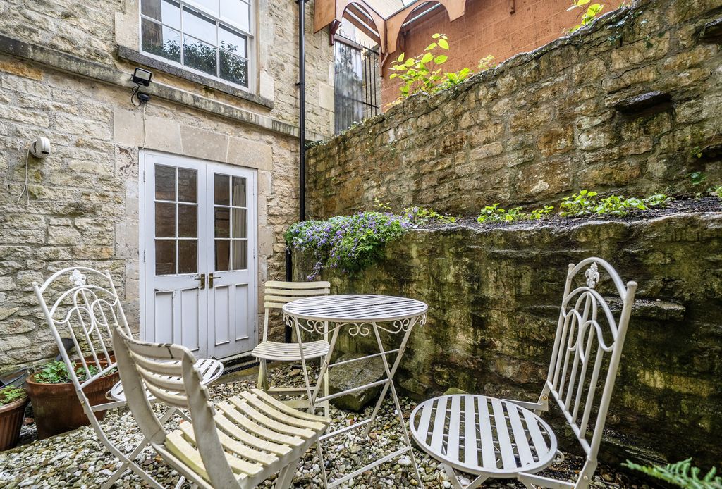 Property photo 1 of 14 1306484-20-685531...