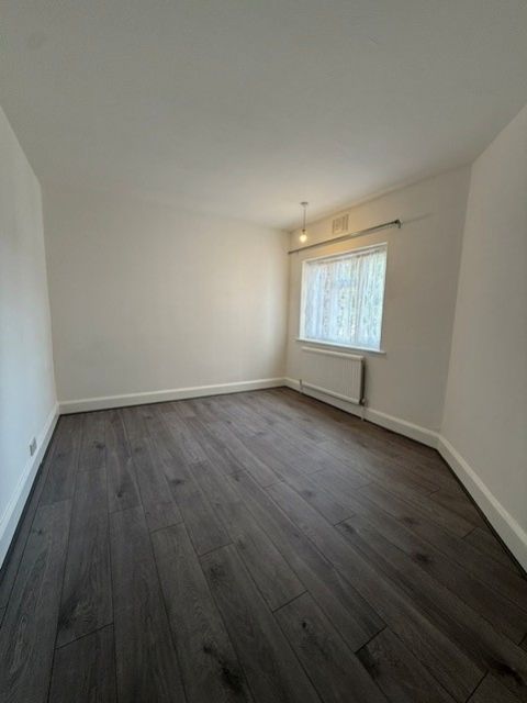 Property photo 3 of 7 Elthorne 3