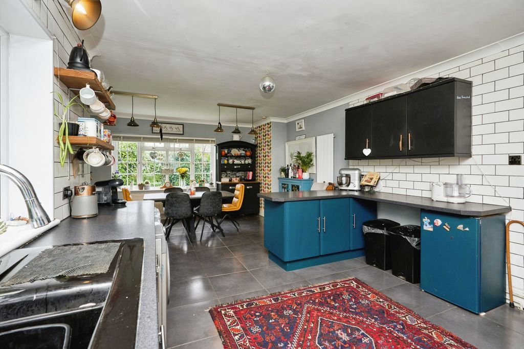 Property photo 3 of 18 Kitchen