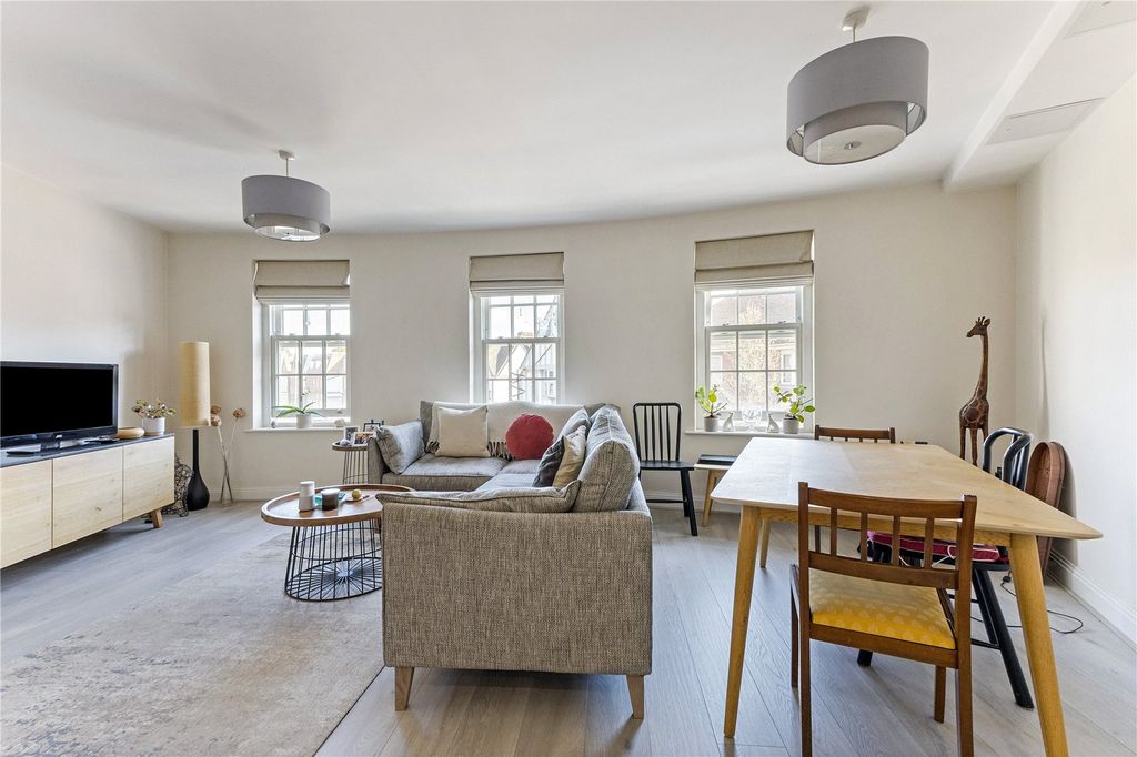 Property photo 1 of 11 Living Rom