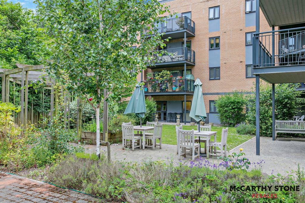 Property photo 1 of 15 Communal Gardens