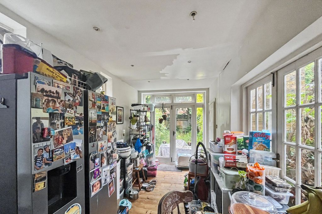 Property photo 2 of 30 8 Clavering Avenue, Barnes, London, Sw13 8Dy