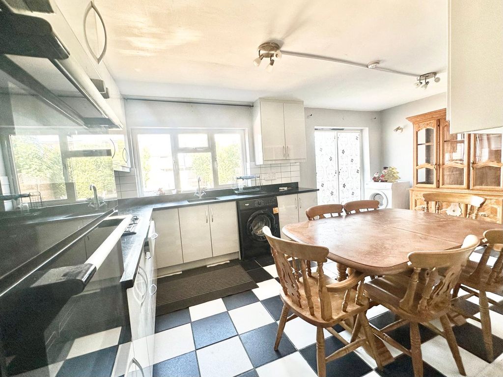 Property photo 3 of 11 Kitchen
