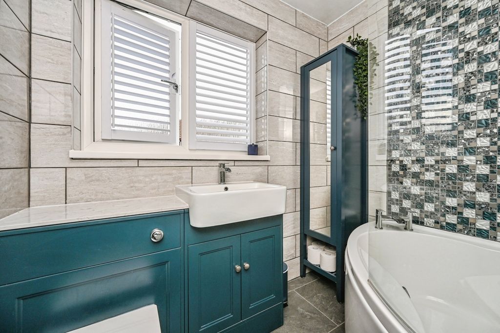Property photo 3 of 8 Bathroom W/C