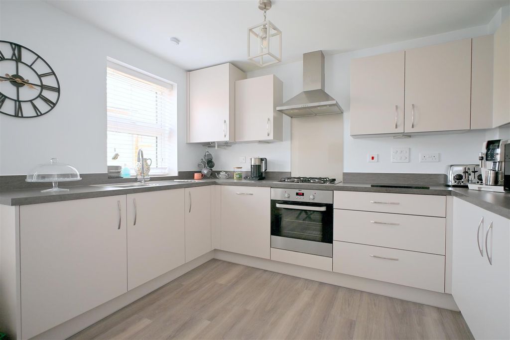 Property photo 3 of 15 Kitchen/Dining Room