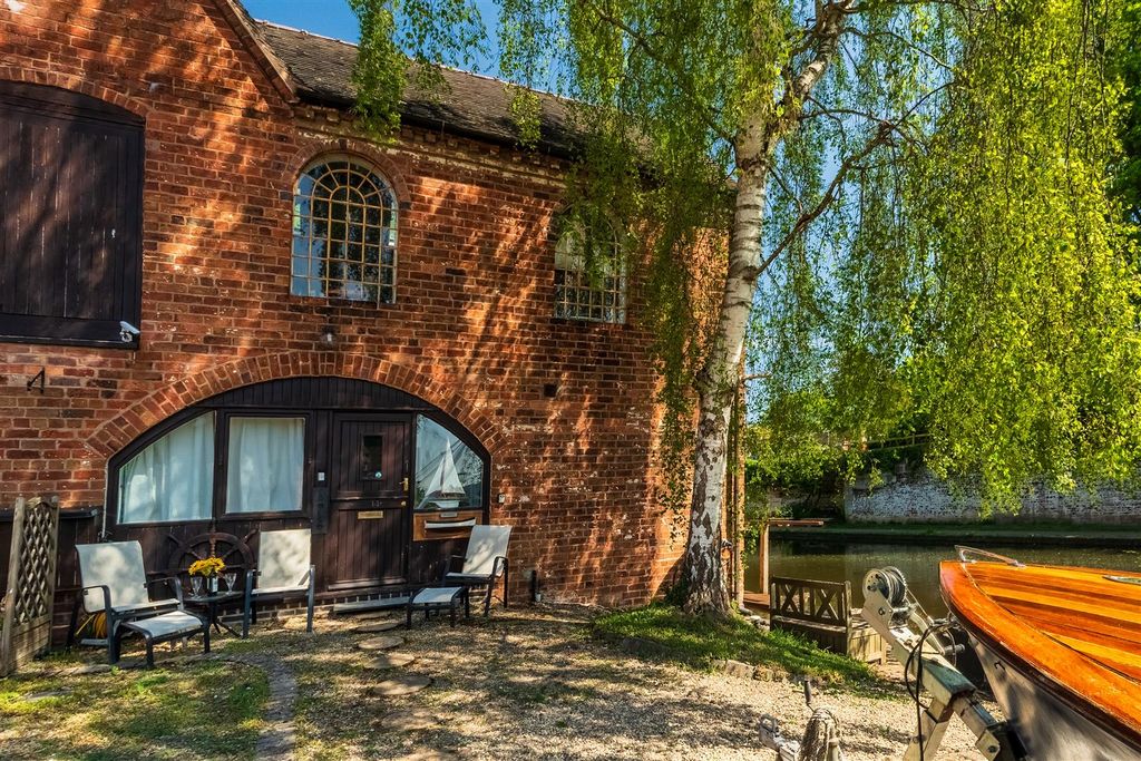 Property photo 1 of 12 025 - 14 Parkes Quay - Street Frontage - HQ.Jpg