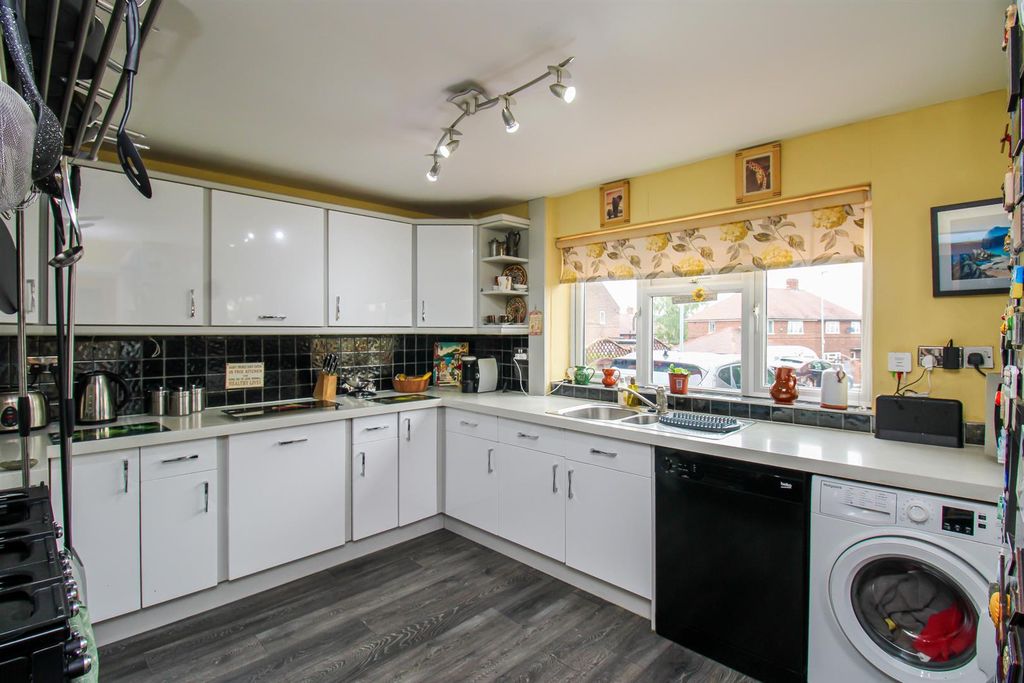 Property photo 3 of 18 Kitchen