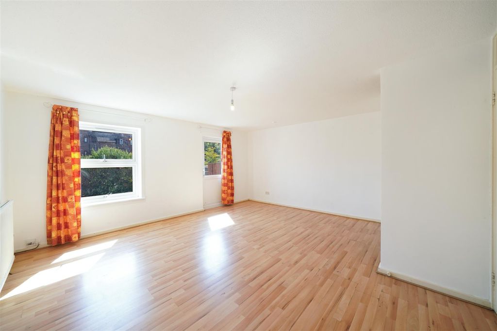 Property photo 2 of 15 26 Tyrell Close - 6638c2Mrwvzybi1Dafwg.Jpg
