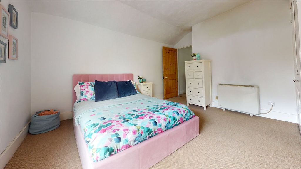Property photo 3 of 10 Bedroom