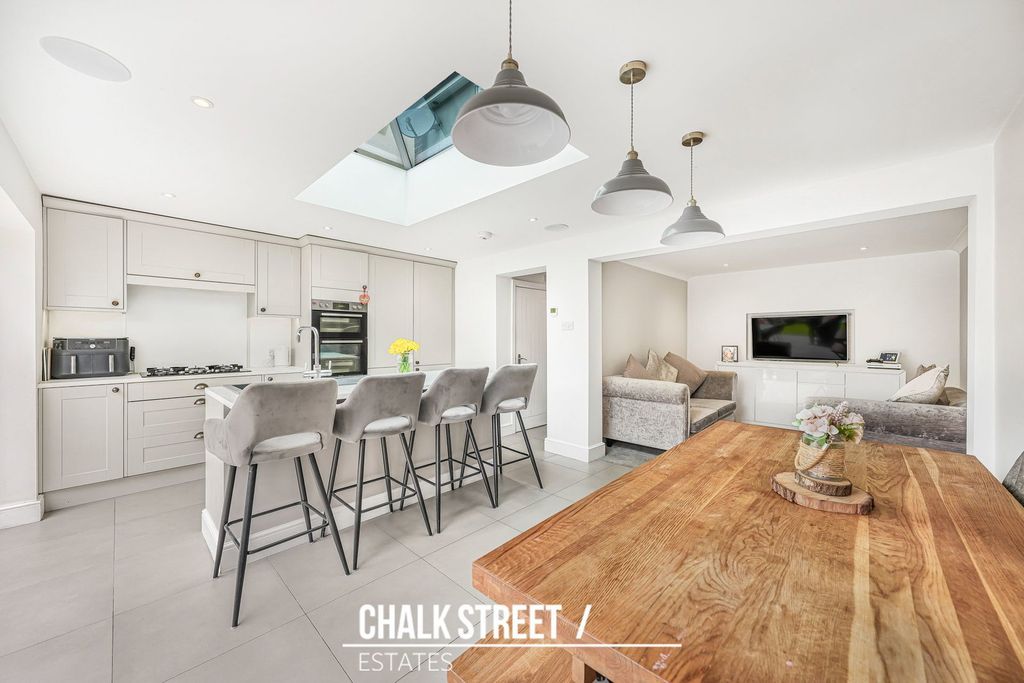 Property photo 2 of 31