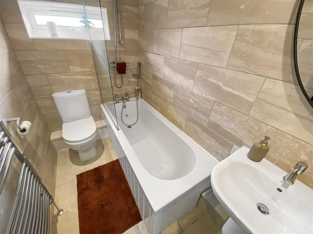 Property photo 2 of 11 Bathroom.Jpg