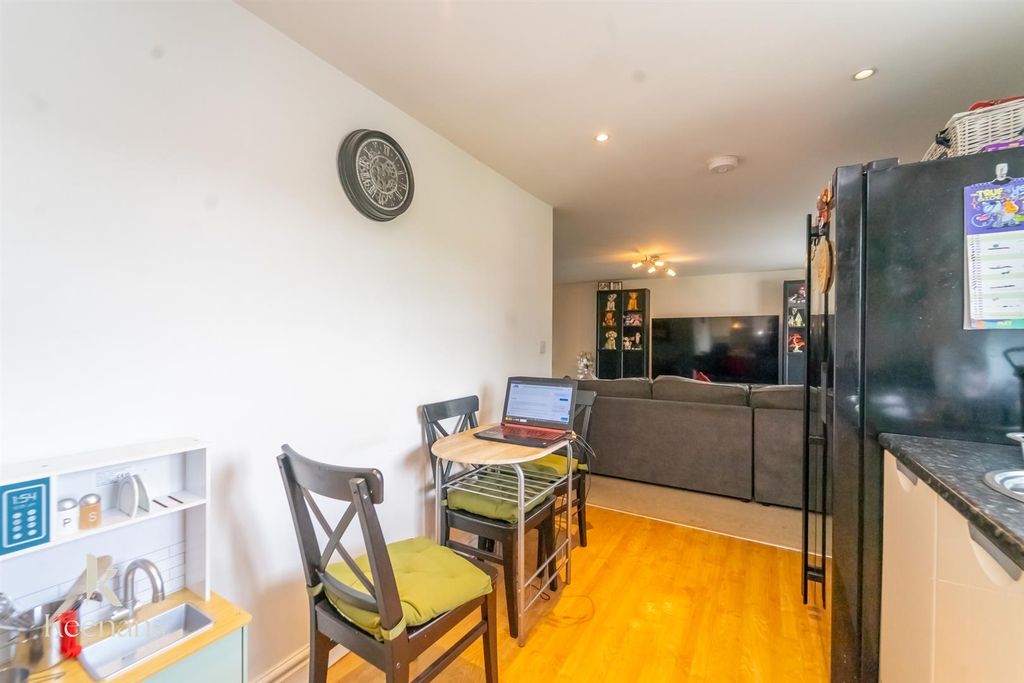 Property photo 3 of 19 Clayton Fold -15.Jpg