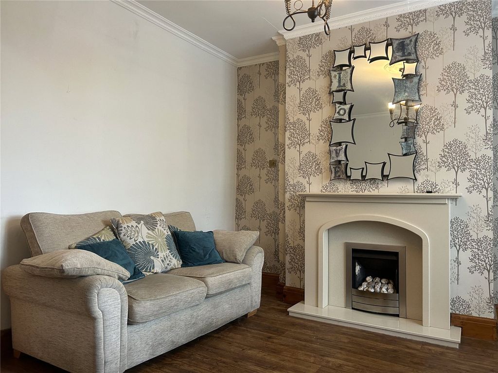 Property photo 3 of 16 Lounge