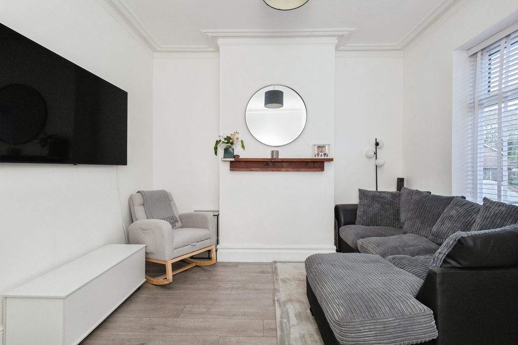 Property photo 2 of 16 Lounge