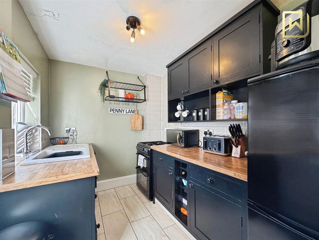 Property photo 3 of 16 Kitchen