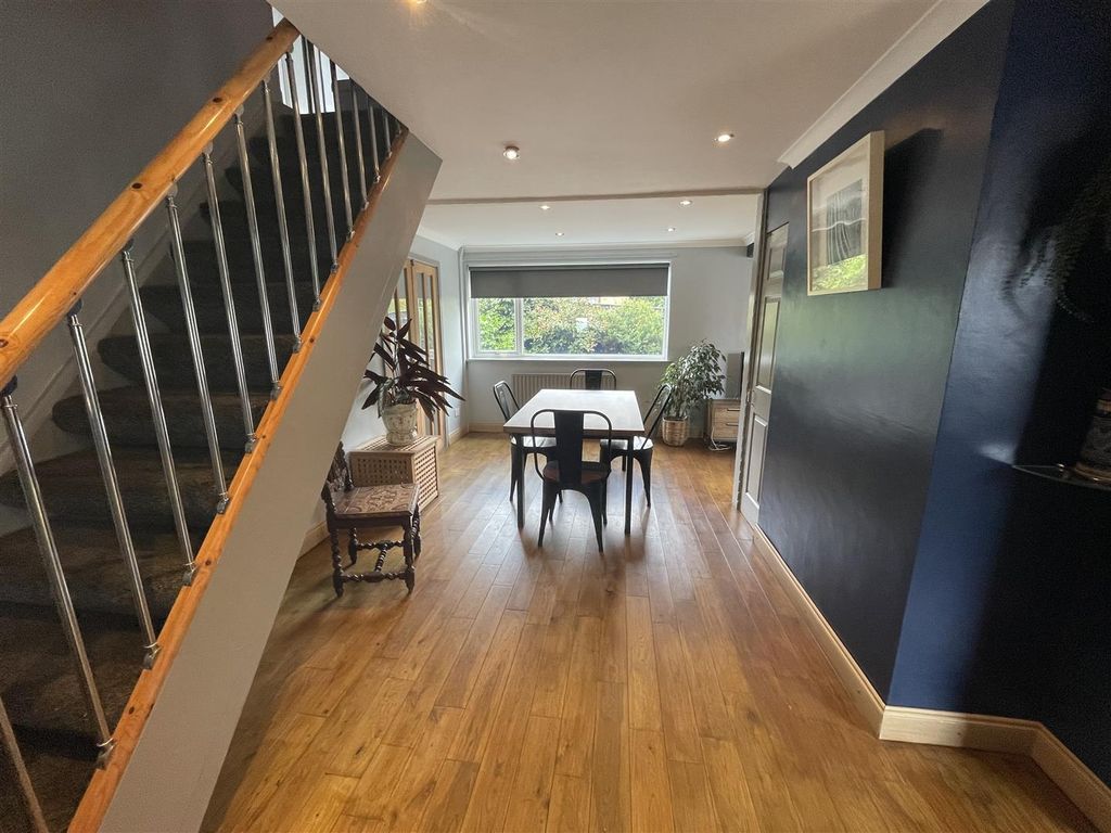 Property photo 2 of 23 92 Heathmeads 2.Jpg